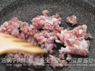 7、这样做的“红烧冬瓜”好吃入味，一招取胜！,油锅下肉末，炒至断生倒入一勺豆瓣酱炒香
