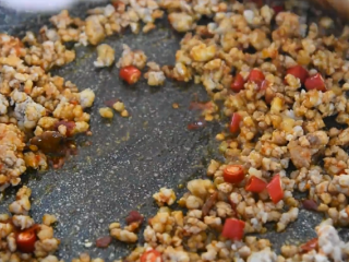 8、这样做的“红烧冬瓜”好吃入味，一招取胜！,撒入少许盐、小米椒圈炒匀