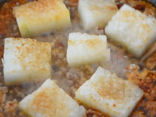 9、这样做的“红烧冬瓜”好吃入味，一招取胜！,倒入高汤拔匀后，下冬瓜块