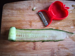 2、【响油心形黄瓜】,接着每根卷起。