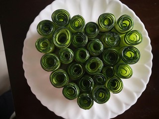 3、【响油心形黄瓜】,将卷好的黄瓜摆成心形，也可以摆成圆形，按个人喜好。