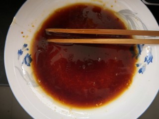 5、【响油心形黄瓜】,开始调汁，将盐、糖、醋、麻油、生抽倒一起，调成汁水。