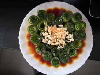 6、【响油心形黄瓜】,将汁水浇上，接着将胡萝卜丁用油稍微炒一下，起锅浇上，这就是响油。