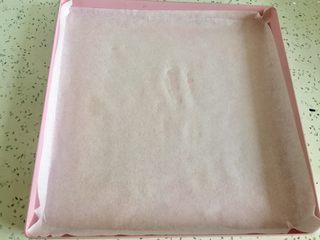 1、虎皮蛋糕卷,28×28的烤盘铺上油纸，烤箱预热180度。