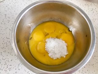 2、虎皮蛋糕卷,蛋黄加入细砂糖。