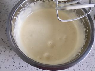 3、虎皮蛋糕卷,用打蛋器打发，至少打五分钟以上，打到发白。