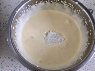 4、虎皮蛋糕卷,加入玉米淀粉。