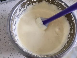 5、虎皮蛋糕卷,用刮刀翻拌均匀没有干粉即可。