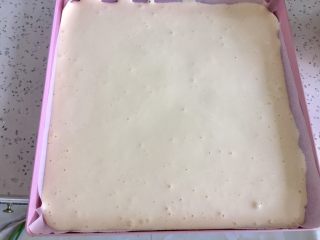 6、虎皮蛋糕卷,倒入烤盘，摊匀，震一下大气泡。