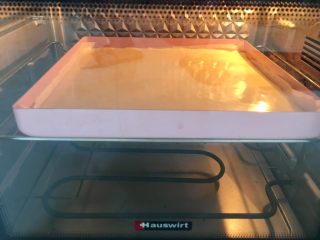 7、虎皮蛋糕卷,放入预热好的烤箱180度五六分钟就差不多，上色满意就行。