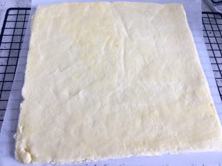 9、虎皮蛋糕卷,把虎皮面盖一张油纸，把虎皮面朝下放在晾晒网上，把背面的油纸揭下来，我图了薄薄的一层沙拉酱。