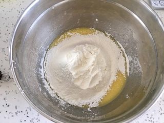 11、虎皮蛋糕卷,筛入低筋面粉。