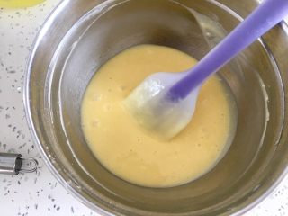 12、虎皮蛋糕卷,用刮刀翻拌均匀，烤箱预热160度。