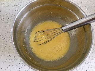 10、虎皮蛋糕卷,现在开始做蛋糕卷部分，先拌蛋黄糊，把蛋黄，奶粉，纯净水，细砂糖，玉米油放去打蛋器，用蛋抽搅拌均匀。