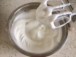 13、虎皮蛋糕卷,蛋白放入无水无油的打蛋盆里，滴几滴白醋，细砂糖分三次加入，打至湿性和干性之间的状态，不能完全干性，那样容易卷的时候开裂。