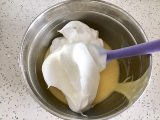 14、虎皮蛋糕卷,取三分之一蛋白霜放入蛋黄糊里，用刮刀翻拌均匀。