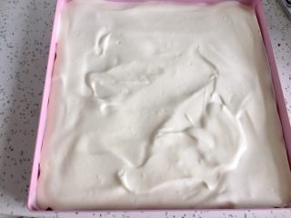 16、虎皮蛋糕卷,倒入铺好油纸的烤盘里，抹平。