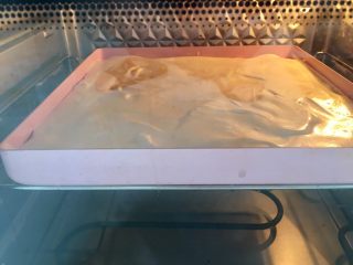 17、虎皮蛋糕卷,放入预热好的烤箱里，160度20分钟，上色满意出炉。