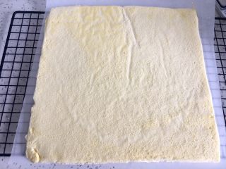 18、虎皮蛋糕卷,倒扣在虎皮部分上，把油纸揭开。