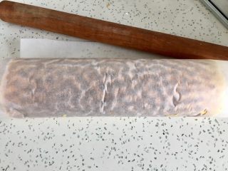 19、虎皮蛋糕卷,借助擀面杖把蛋糕卷卷起来，放冰箱冷藏半小时定形。