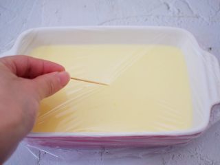 8、无需烤箱的奶香布丁,表面用牙签扎小孔