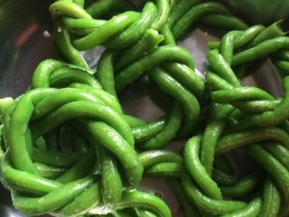 10、土豆肉末酿豆角,把全部的豆角编好了