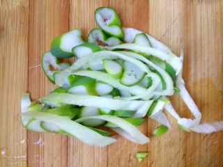 1、肉沫香辣面,葱切片