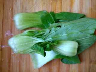 3、肉沫香辣面,油菜掰开洗净