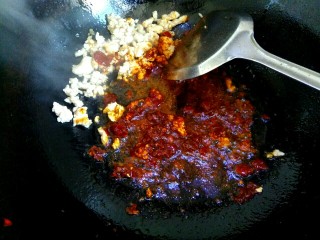 5、肉沫香辣面,把肉沫铲到一边，放入一勺郫县豆瓣酱炒出红油
