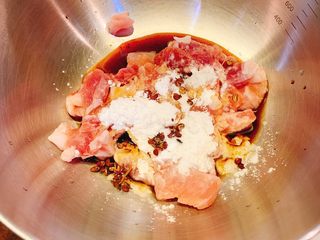 1、蒜苔炒肉,瘦肉洗干净沥干，切片后加入适量淀粉，1勺生抽，适量花椒腌制10分钟