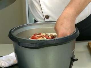 4、啤酒蒸魚片,電鍋外鍋放入1/2杯水，放入盤子，按下開關蒸約7分鐘至熟後，放入蔥絲即可。