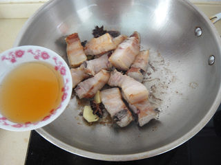 7、上海红烧肉,倒入料酒