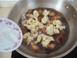 9、上海红烧肉,加入开水，倒入百叶结和冰糖