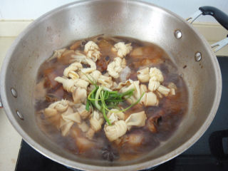 10、上海红烧肉,加入小葱结盖上后大火煮开后转小火煮一小时