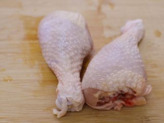 3、宫保鸡丁(最正宗最讲究的做法),鸡腿洗净。