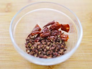 8、宫保鸡丁(最正宗最讲究的做法),干辣椒切段并去籽。