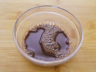 9、宫保鸡丁(最正宗最讲究的做法),用糖、醋、生抽、老抽少许、盐和淀粉调成一碗酱汁，比例为2：2：1：0.5：0.5：1。专业厨师称为碗芡。