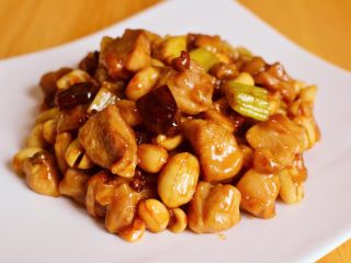 15、宫保鸡丁(最正宗最讲究的做法),装盘。