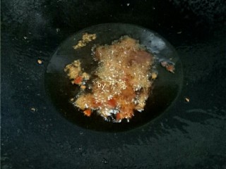 7、红烧牛腩,放入郫县豆瓣酱，翻炒出香味。