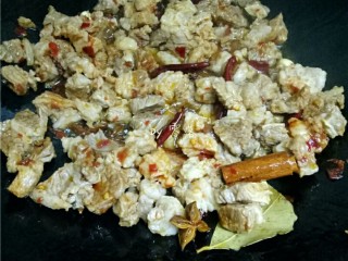 9、红烧牛腩,放入牛腩肉，翻炒均匀。