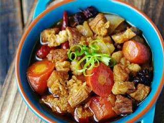18、红烧牛腩,菜里的牛腩肉好吃，胡萝卜也好吃！