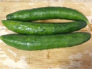 1、爽口开胃小菜～拍黄瓜,黄瓜洗净，不要去皮。