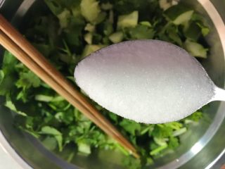 9、爽口开胃小菜～拍黄瓜,一汤匙白糖。