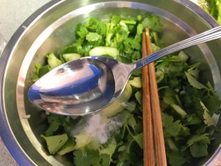 10、爽口开胃小菜～拍黄瓜,两汤匙白醋。