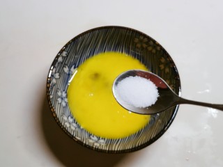 6、豆腐鸡蛋羹,放入盐 搅打均匀
