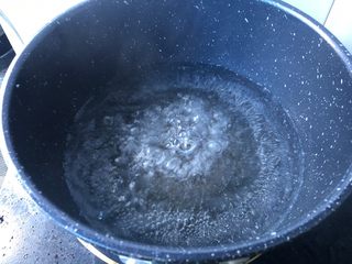 5、蚝油香菇,烧开一锅水