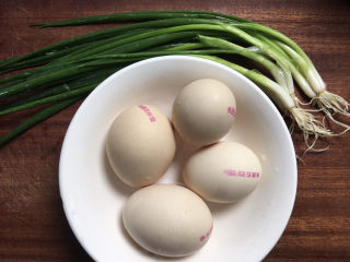 1、小葱炒鸡蛋,准备食材