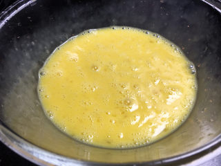 5、小葱炒鸡蛋,打散蛋液