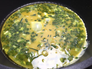 11、小葱炒鸡蛋,倒入蛋液