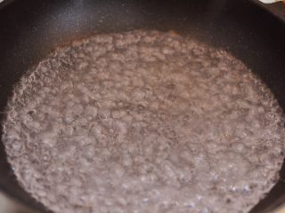 2、番茄炒蛋,锅中倒水烧开。